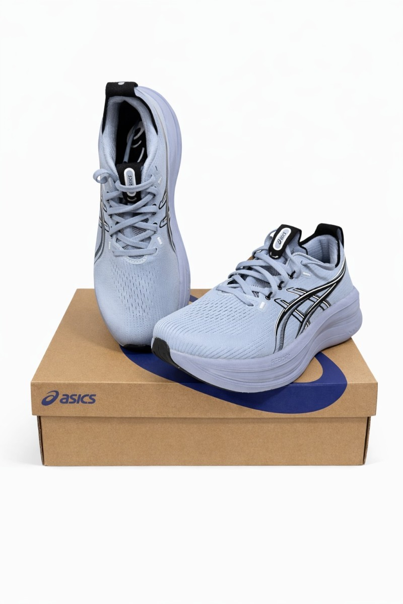 ASICS سنيكر رياضي — رمادي فاتح بتفاصيل سوداء