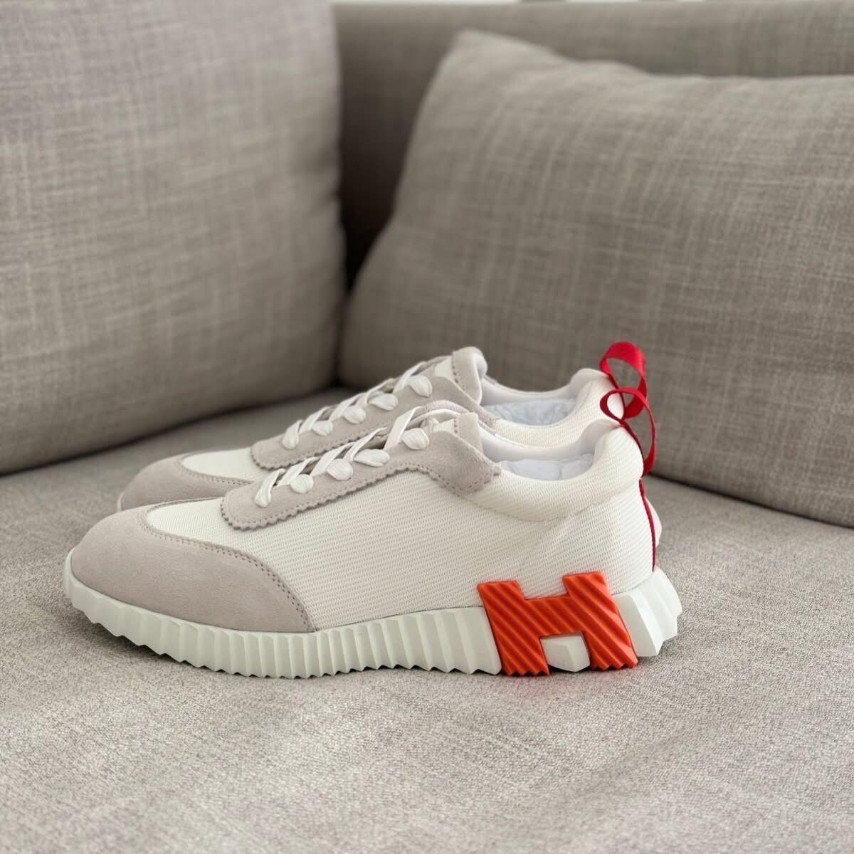 حذاء Hermès Jimmy Sneaker لون أوف وايت وبرتقالي في الكويت