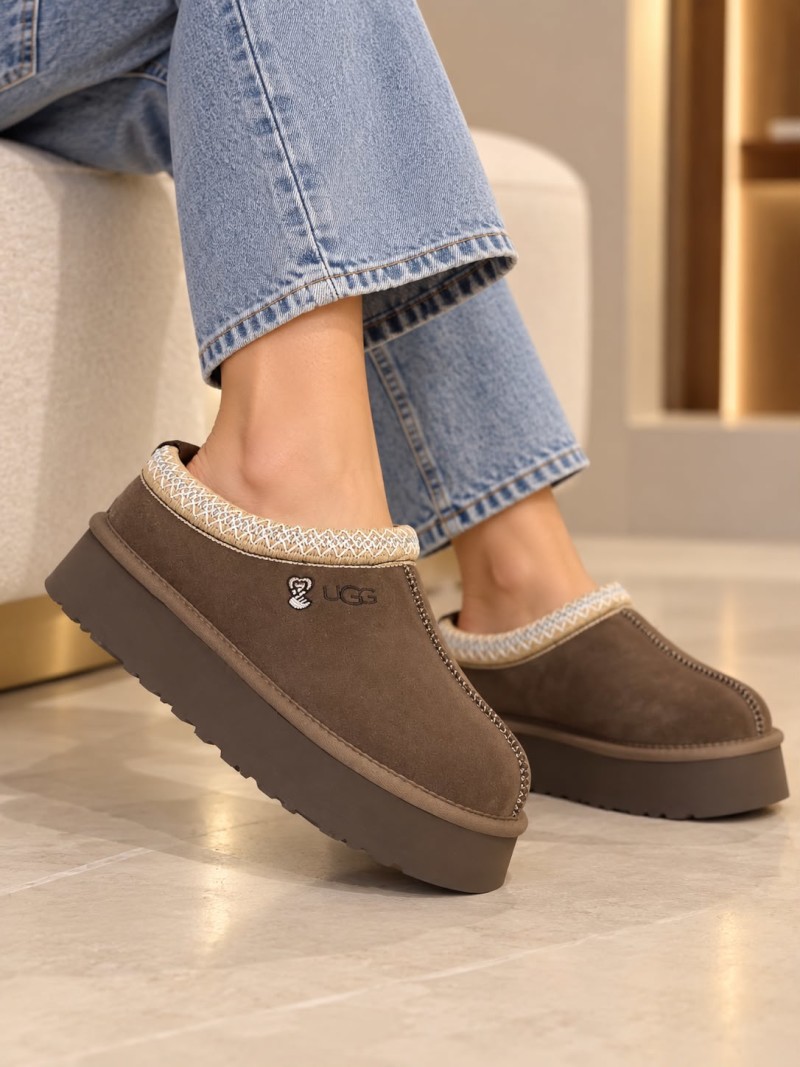 UGG — بني